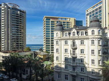 Sochi, Rusya, 18 Ekim 2021. Tipik şehir manzarası, modern şehir mimarisi. Pencereden görüntüle.