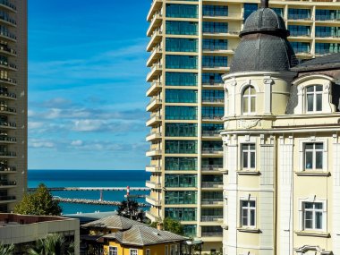 Sochi, Rusya, 18 Ekim 2021. Tipik şehir manzarası, modern şehir mimarisi. Pencereden görüntüle.