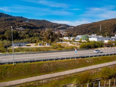 Sochi, Rusya, 20 Kasım 2021. Hareket halindeki trenin penceresinden vadiye bak.