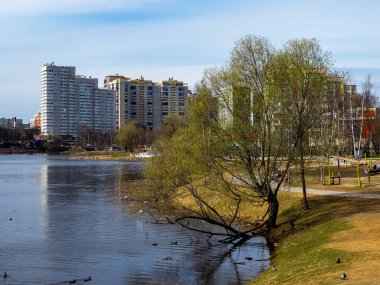 Pushkino, Rusya, 26 Nisan 2021. Serebryanka nehrinin kıyısında çok katlı yeni binalar