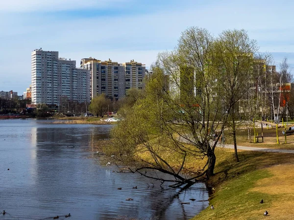 Pushkino, Rusya, 26 Nisan 2021. Serebryanka nehrinin kıyısında çok katlı yeni binalar