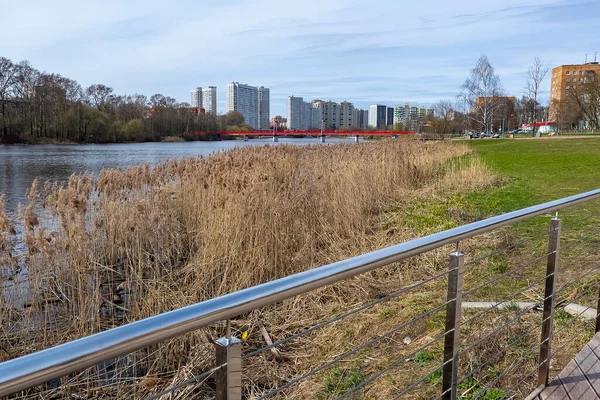 Pushkino, Rusya, 20 Temmuz 2021. Serebryanka nehrinin kıyısında çok katlı yeni binalar