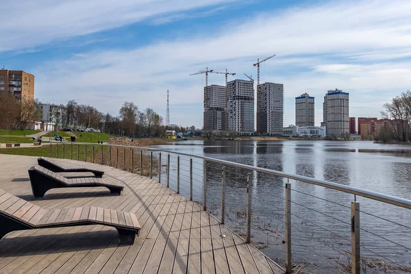 Pushkino, Rusya, 26 Nisan 2021. Serebryanka nehrinin kıyısında çok katlı yeni binalar