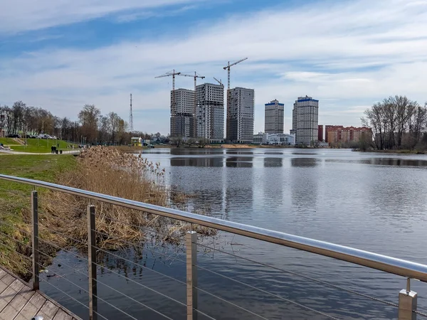 Pushkino, Rusya, 26 Nisan 2021. Serebryanka nehrinin kıyısında çok katlı yeni binalar