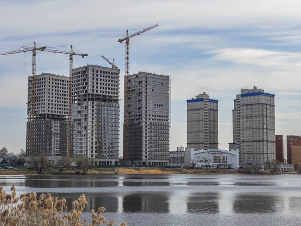 ロシアのプシュキノ2021年4月26日 Serebryanka川のほとりに新しい多階建ての住宅ビル — ストック写真