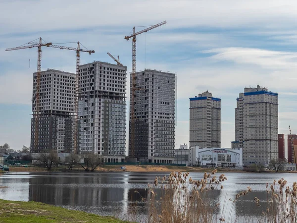 ロシアのプシュキノ2021年4月26日 Serebryanka川のほとりに新しい多階建ての住宅ビル — ストック写真