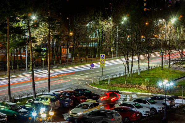 Pushkino, Rusya, 5 Kasım 2021. Akşam şehir manzarası. Arabalar karanlık sokaklar boyunca gider.