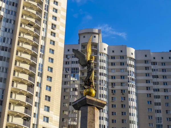 Pushkino Ryssland Den Maj 2021 Stadslandskapet Våreftermiddagen Fragment Minnesmärke Centrum — Stockfoto