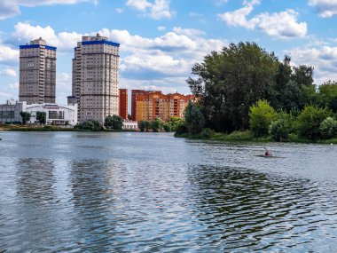 Pushkino, Rusya, 20 Temmuz 2021. Serebryanka nehrinin kıyısında çok katlı yeni binalar