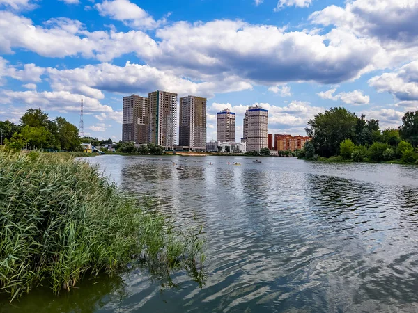 Pushkino Rusia Julio 2021 Nuevos Edificios Residenciales Varios Pisos Orillas — Foto de Stock