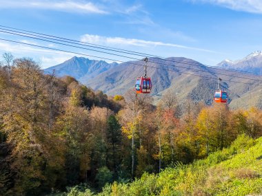 Krasnaya polyana, Rusya, 20 Ekim 2021. Dağlara bak ve sonbaharda hareket et.
