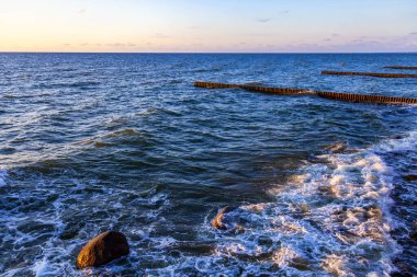 Deniz manzarası. Dalgalar ve köpüklerle sörf yapmak. Doğa arkaplanı