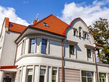 Kaliningrad, Rusya, 24 Haziran 2021. Şehrin tarihi bölgesinde manzaralı bir ev.