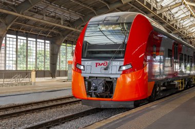 Kaliningrad, Rusya, 28 Haziran 2021. Tren, güney tren istasyonunun yanındaki platformda.