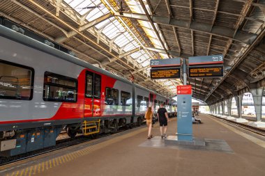 Kaliningrad, Rusya, 28 Haziran 2021. Güney tren istasyonunun platformları