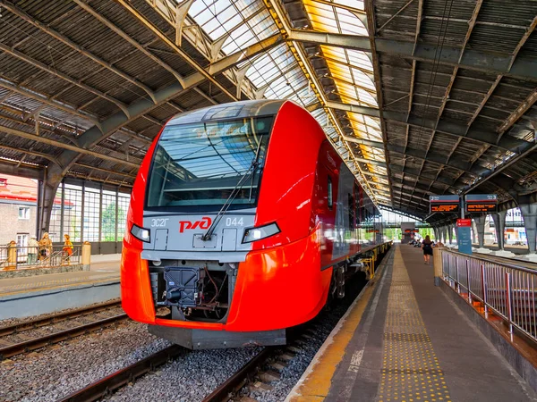 Kaliningrado Rusia Junio 2021 Tren Cerca Los Andenes Estación Ferroviaria — Foto de Stock