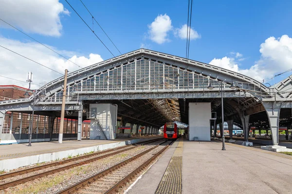 2021年6月28日 ロシアのカリーニングラード 南駅のホーム — ストック写真