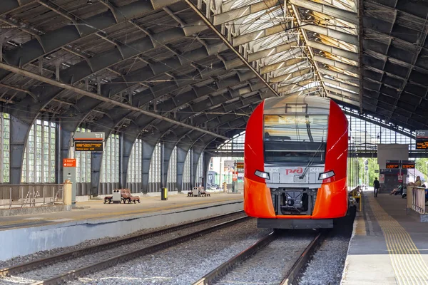 2021年6月28日 ロシアのカリーニングラード 南駅ホーム付近の列車 — ストック写真