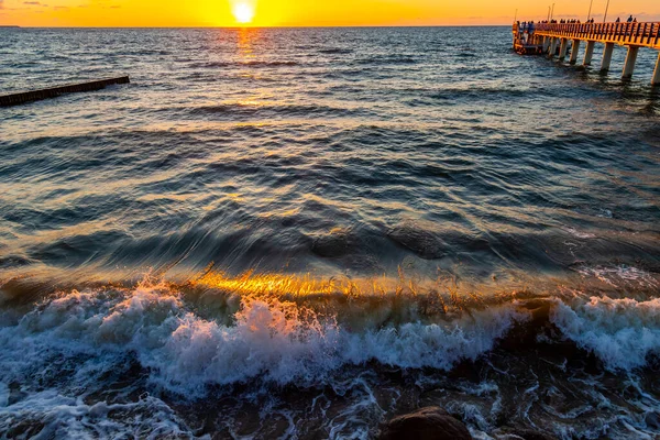 Морський Пейзаж Суперлінія Хвилями Піною Під Час Заходу Сонця Фон — стокове фото