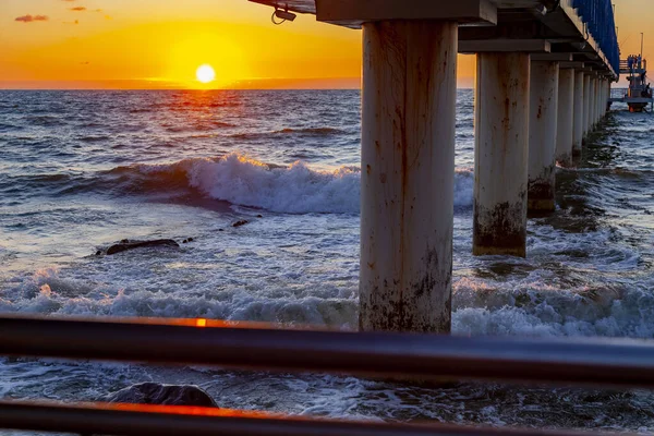 Naturskön Havsutsikt Med Solnedgång Och Brygga — Stockfoto