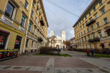 St. Petersburg, Rusya, 7 Kasım 2021. Şehrin tarihi bölgesindeki cadde manzarası. 