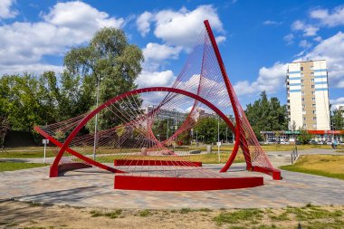 Pushkino, Rusya, 20 Temmuz 2021. Serebryanka nehrinin manzaralı kıyısında dinlenme yeri.