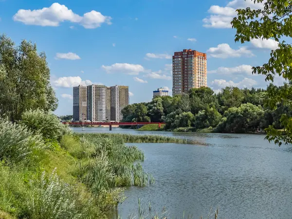 Pushkino Rusia Julio 2021 Nuevos Edificios Residenciales Varios Pisos Orillas —  Fotos de Stock