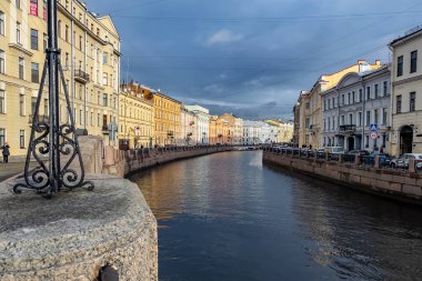 St. Petersburg, Rusya, 7 Kasım 2021. Moyka Nehri 'nin manzarası ve seti