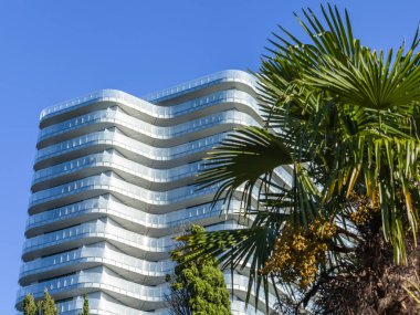 Sochi, Rusya, 19 Ekim 2021. Çağdaş şehir mimarisi. Ön cephenin parçası