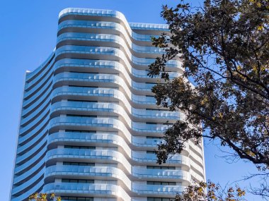 Sochi, Rusya, 19 Ekim 2021. Modern şehir mimarisi. Ön cephenin parçası