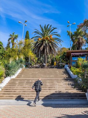 Sochi, Rusya, 21 Ekim 2021. Karadeniz 'in sonbahar günündeki resimli rıhtımı