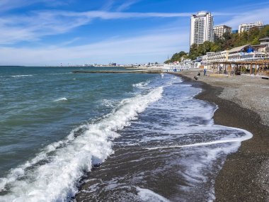 Sochi, Rusya, 21 Ekim 2021. Karadeniz 'in sonbahar günündeki resimli rıhtımı