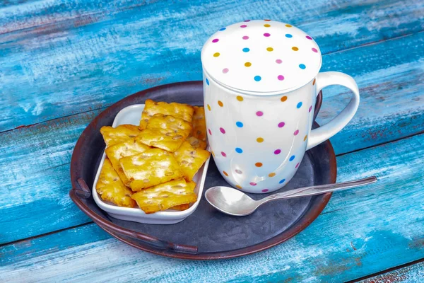 Eine Tasse Tee Und Herzhafte Kekse Auf Einem Vintage Teller — Stockfoto