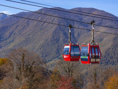 Krasnaya polyana, Rusya, 20 Ekim 2021. Dağlara bak ve sonbaharda hareket et.