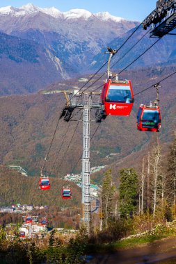 Krasnaya polyana, Rusya, 20 Ekim 2021. Dağlara bak ve sonbaharda hareket et.