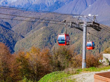 Krasnaya polyana, Rusya, 20 Ekim 2021. Dağlara bak ve sonbaharda hareket et.