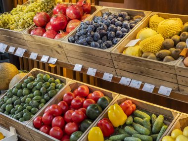 Soçi, Rusya, 21 Ekim 2021 Pazar tezgahlarındaki kutularda çeşitli meyveler.