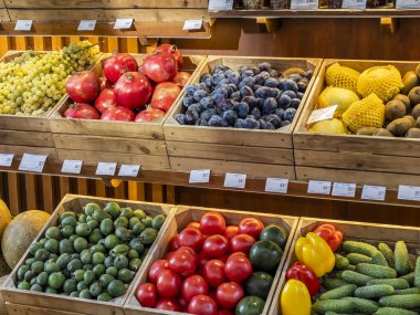 Soçi, Rusya, 21 Ekim 2021 Pazar tezgahlarındaki kutularda çeşitli meyveler.