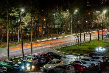 Pushkino, Rusya, 5 Kasım 2021. Akşam şehir manzarası. Arabalar karanlık sokaklar boyunca gider.