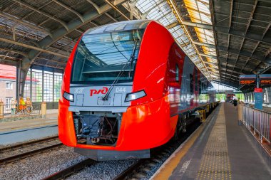 Kaliningrad, Rusya, 28 Haziran 2021. Tren, güney tren istasyonunun yanındaki platformda.