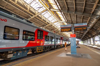 Kaliningrad, Rusya, 28 Haziran 2021. Tren, güney tren istasyonunun yanındaki platformda.