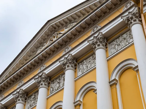 ロシアのサンクトペテルブルク 2021年11月7日 ロシア博物館のホールのファサードの断片 Mikhaylovskiy宮殿 — ストック写真