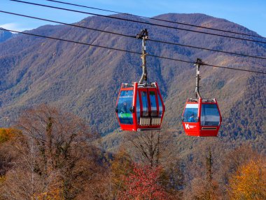 Krasnaya polyana, Rusya, 20 Ekim 2021. Dağlara bak ve sonbaharda hareket et.