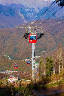 Krasnaya polyana, Rusya, 20 Ekim 2021. Dağlara bak ve sonbaharda hareket et.