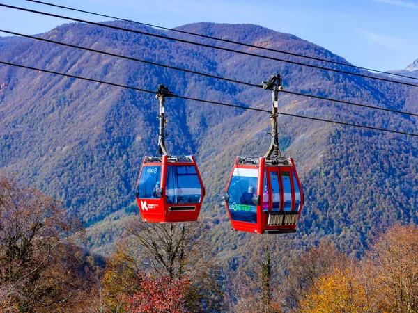 Krasnaya polyana, Rusya, 20 Ekim 2021. Dağlara bak ve sonbaharda hareket et.