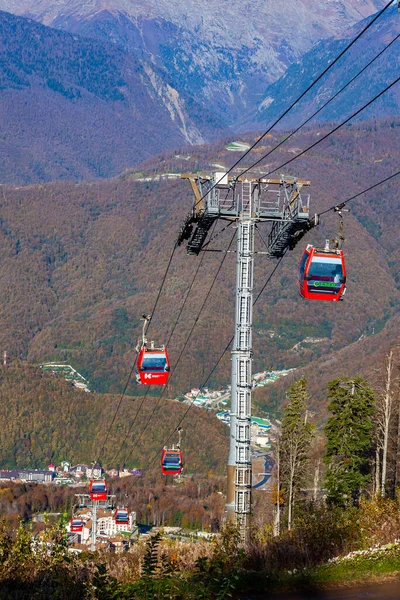 Krasnaya polyana, Rusya, 20 Ekim 2021. Dağlara bak ve sonbaharda hareket et.