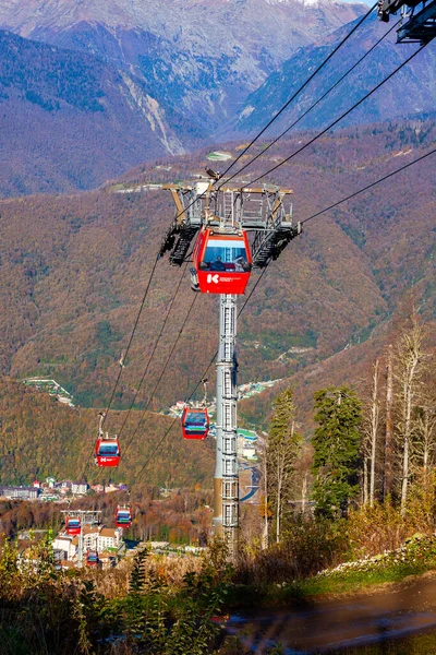 Krasnaya polyana, Rusya, 20 Ekim 2021. Dağlara bak ve sonbaharda hareket et.