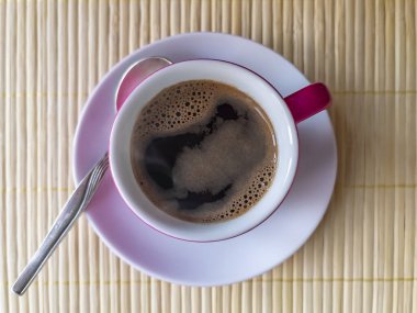 Pembe bir fincanda espresso kahvesi. 