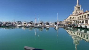 Sochi, Rusya, 19 Ekim 2021. Sochi Marina limanında yatlar