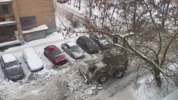 ロシアのプシュキノ2022年2月2日 冬の街並み 特別な設備を備えた街の通りから雪の除去 — ストック動画